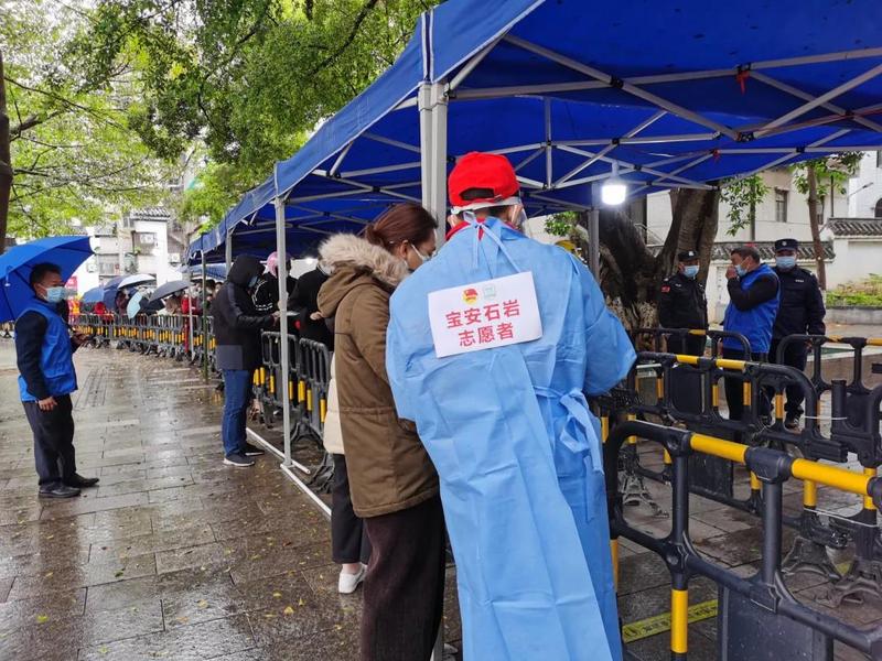 不一样的除夕夜，志愿者驰援石岩街道守护万家灯火