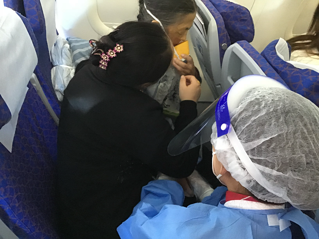 乘客高空突发哮喘  南航CZ3911乘务组合力帮助病人成功脱险