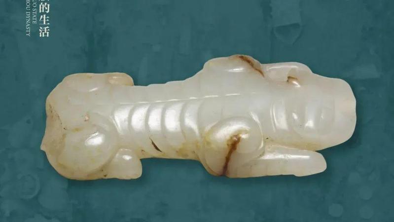 虎形玉佩西周1990年出土于虢国墓地M2009虢仲墓三门峡市虢国博物馆藏整体作匍匐状，臣字目，背部饰虎斑纹，腹部饰数条等距离水波纹。虢国墓地出土的虎形佩形态各异、栩栩如生，从中可以看出虢国人对猛虎的崇尚与喜爱，也证明了虢国与虎的密切关系。