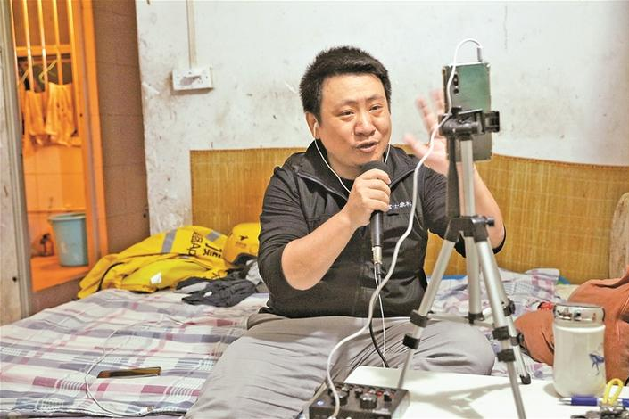 深圳“85后”青年被称作“斜杠工人”“每一个为生活努力奋斗的人都值得尊敬”