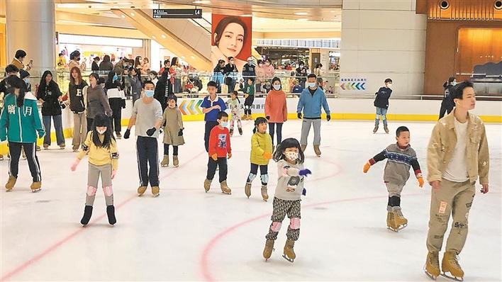 深晚记者探访多个冰上运动场馆发现 冬奥掀深圳青少年冰雪运动热