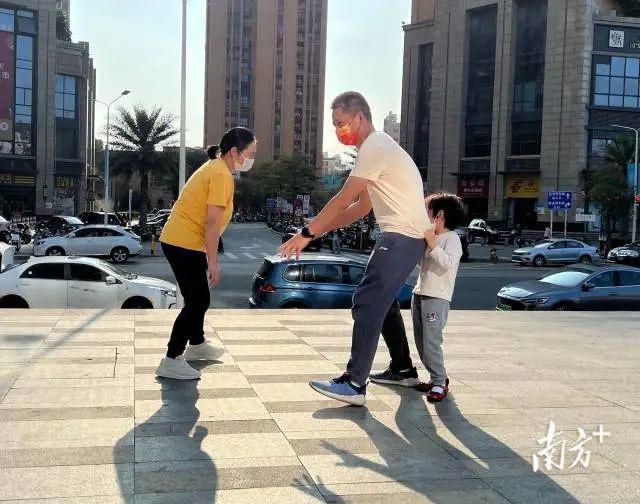 南方+丨记者眼中的石岩元宵节：居民迎春忙，花开终有时