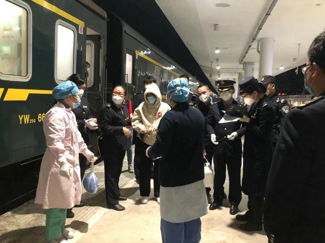 肇庆火车站紧急救助孕妇脱离危险