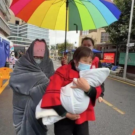 沙头街道划定管控区第二天，新出生的“虎宝宝”回家