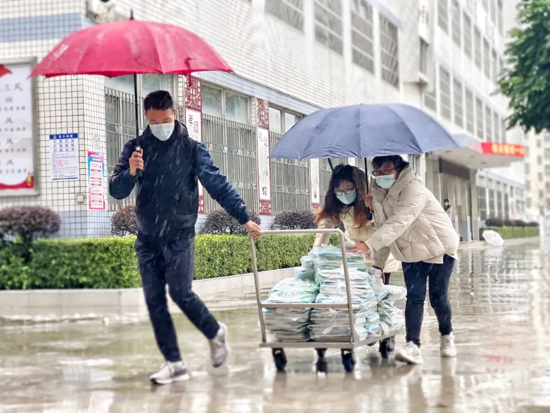 风里雨里，深圳教师守护你！