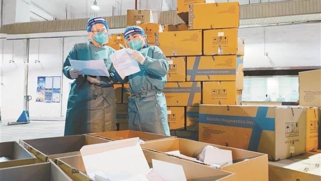 直击深圳湾口岸：全天候保障供港物资 通关最快30秒