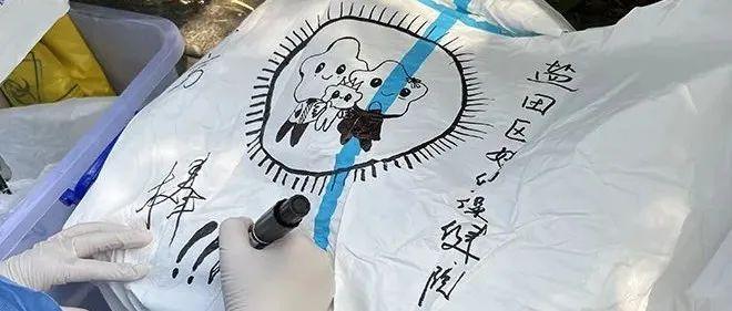 “背”感温暖！盐田医护人员画了一件最萌防护服
