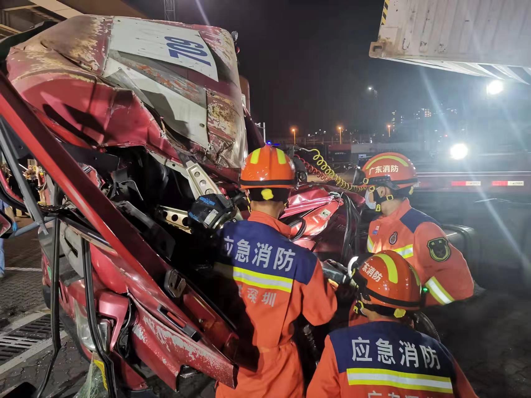 IN视频|货车转弯侧翻压住车头 消防员15分钟破拆救援被困驾驶员