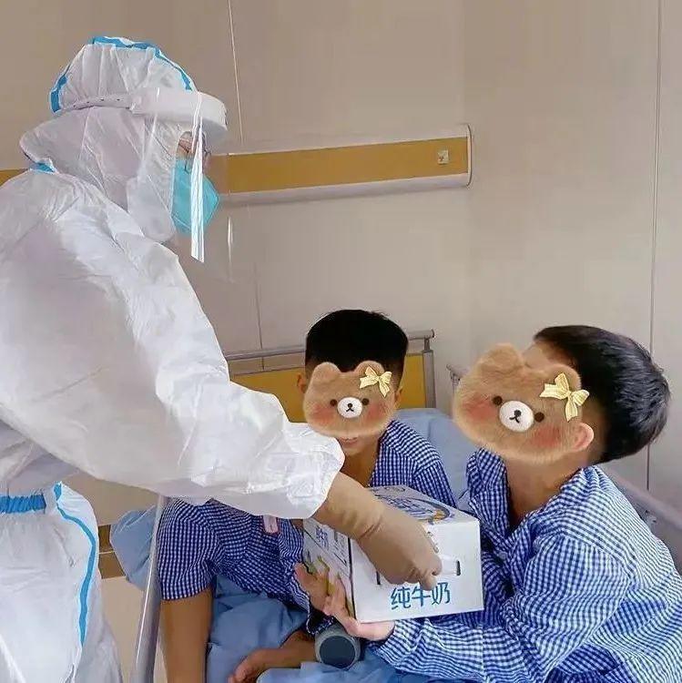 同心战疫 | 8岁和6岁的小哥俩被送进隔离病房 罗湖区中医院医护人员当起了他们的“临时爸妈”