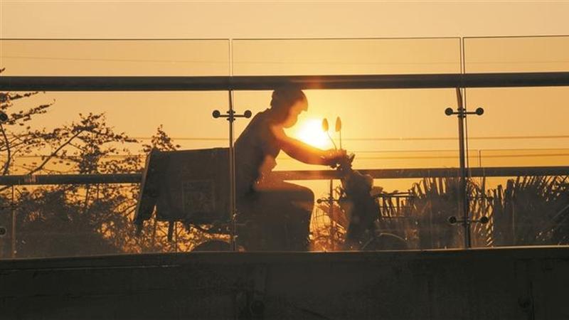 外卖小哥疾驰送货