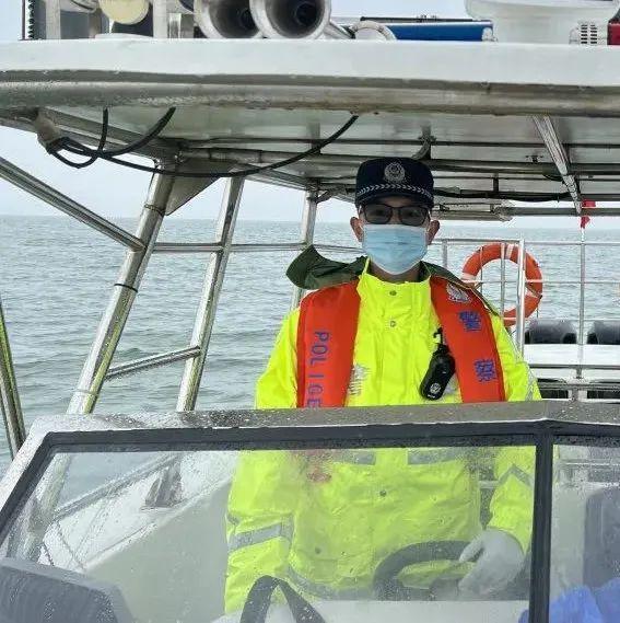青春正当时，海岸闪警徽