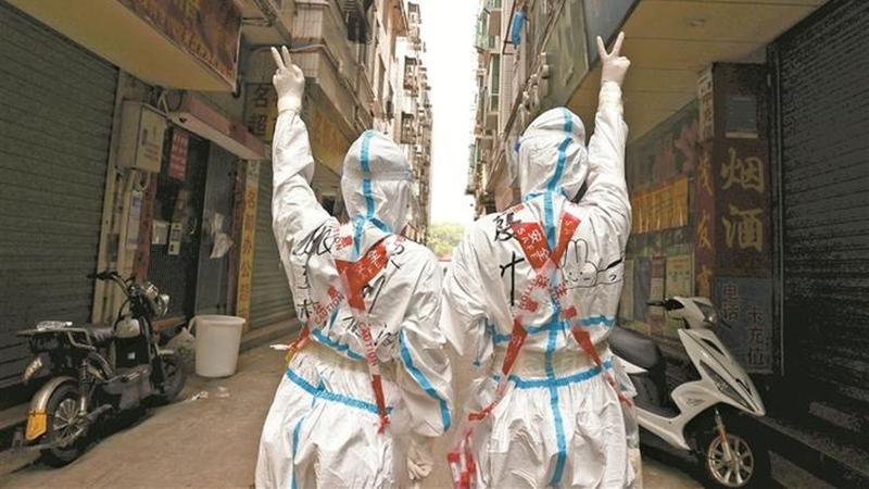 特报记者走进封控区：直击医护人员上门测核酸