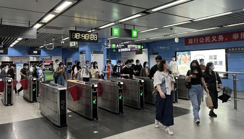 多图 | 深圳地铁全力保障市民晚高峰出行