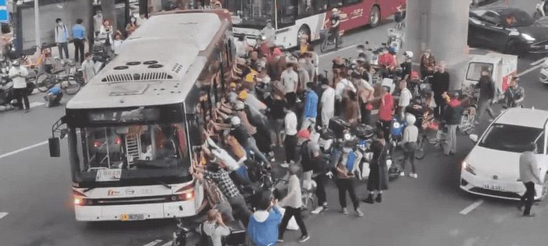 市民齐抬公交救人，这就是广州！
