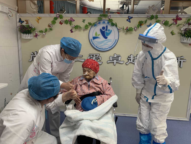 深圳大鹏百岁老人“一起苗苗苗”，为防疫贡献“一臂之力”