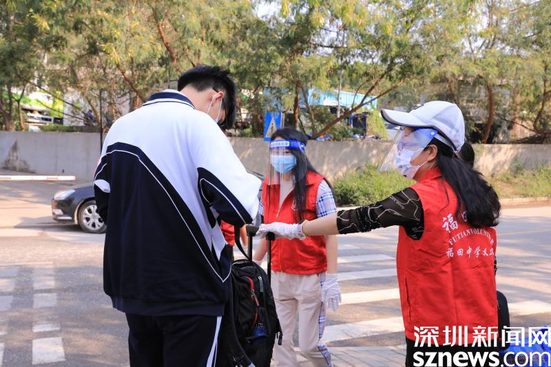 直击深圳高一高二学生有序返校现场防疫、返校工作两不误
