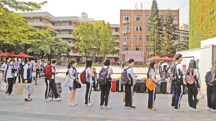 高中生重返校园 师生相见分外亲 返校第一课：学习防疫知识