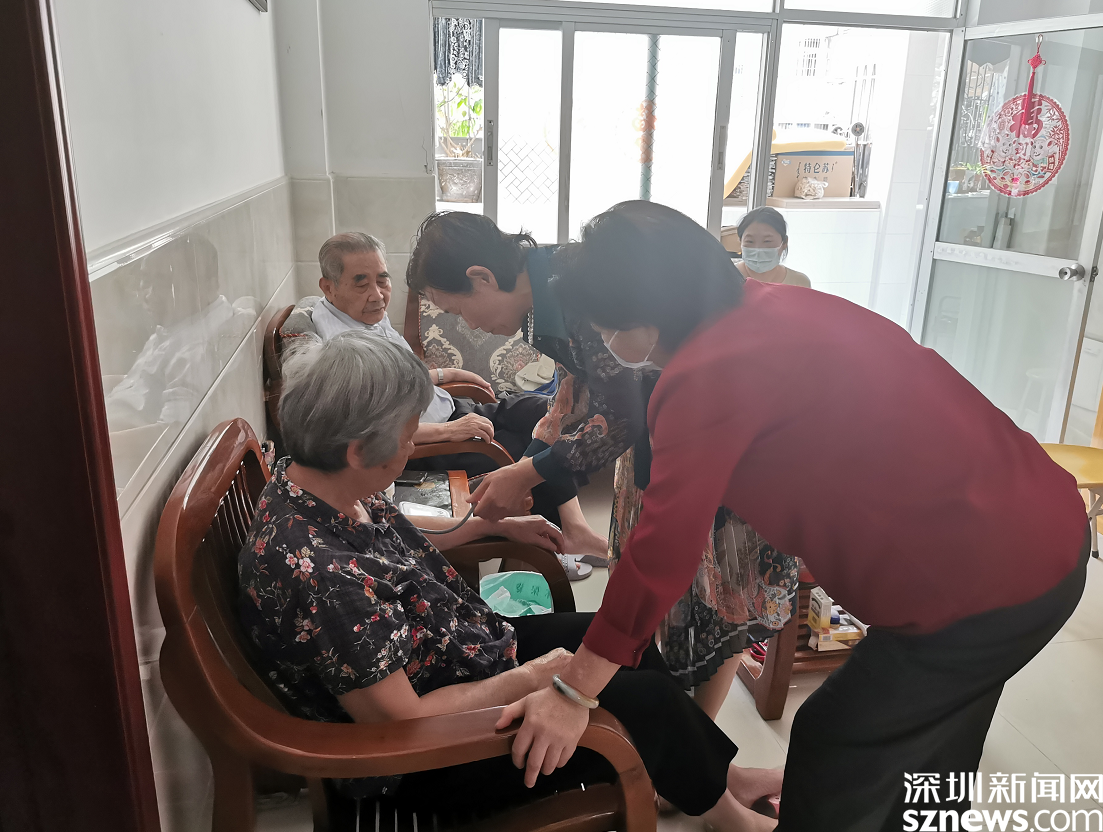 横岗街道华乐社区“三心”聚力  护航老年人疫苗接种工作