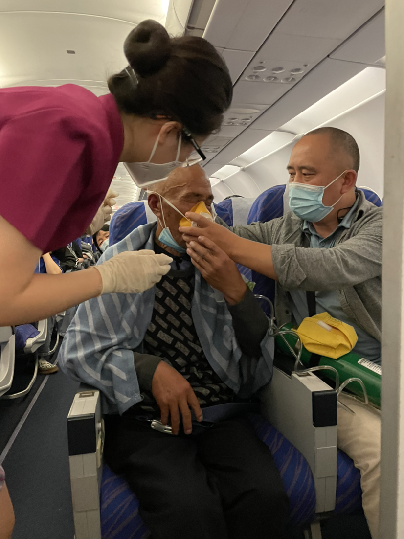“乘务员，我的父亲缺氧了！”南航乘务员万米高空急救肺气肿乘客