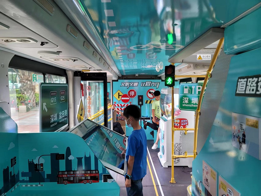 深圳巴士集团：红胖子观光巴士带你花样过六一