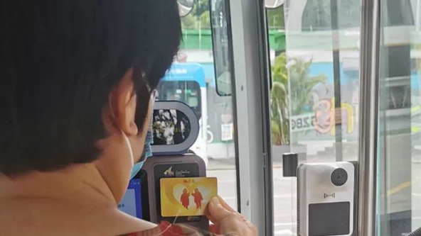 深圳推出“颐年卡” 老年人“亮码”不用手机