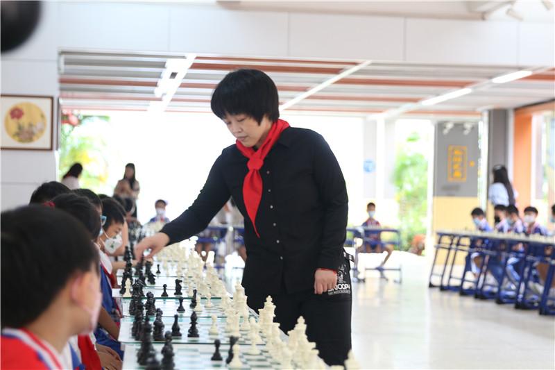 国际象棋国际特级大师李雪怡走进龙岗学校讲棋