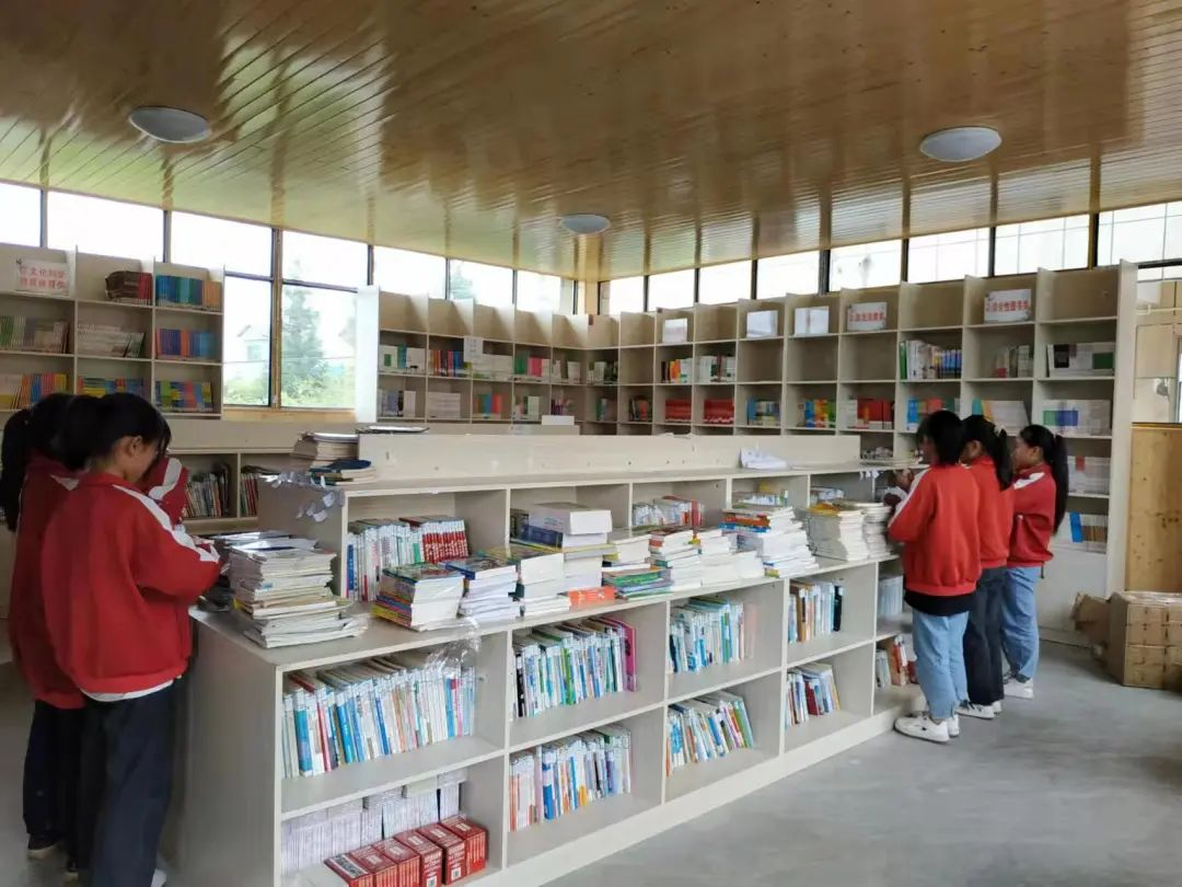 爱心央企为贵州山区小学捐赠700余册图书