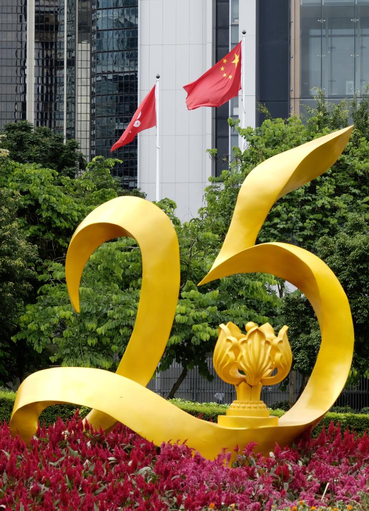 庆祝活动渐进高潮，香港各界多种形式抒发爱国情怀