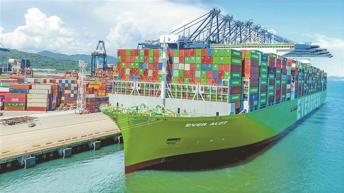 海上巨无霸首航盐田港 首艘中国造全球最大集装箱船“长益”轮装卸货物后将驶往欧洲