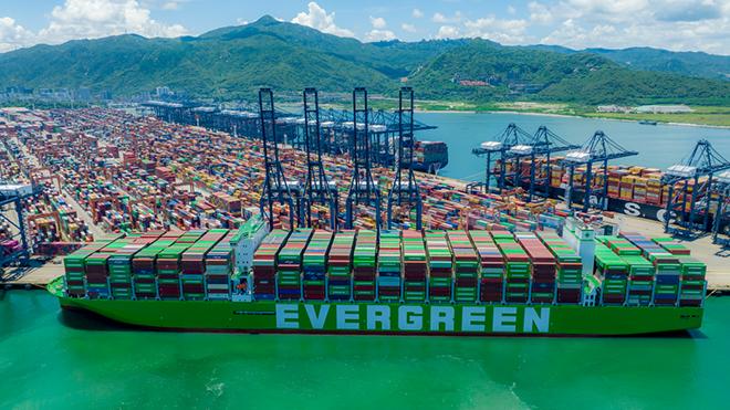 首艘中国“智”造全球最大集装箱船首航盐田国际