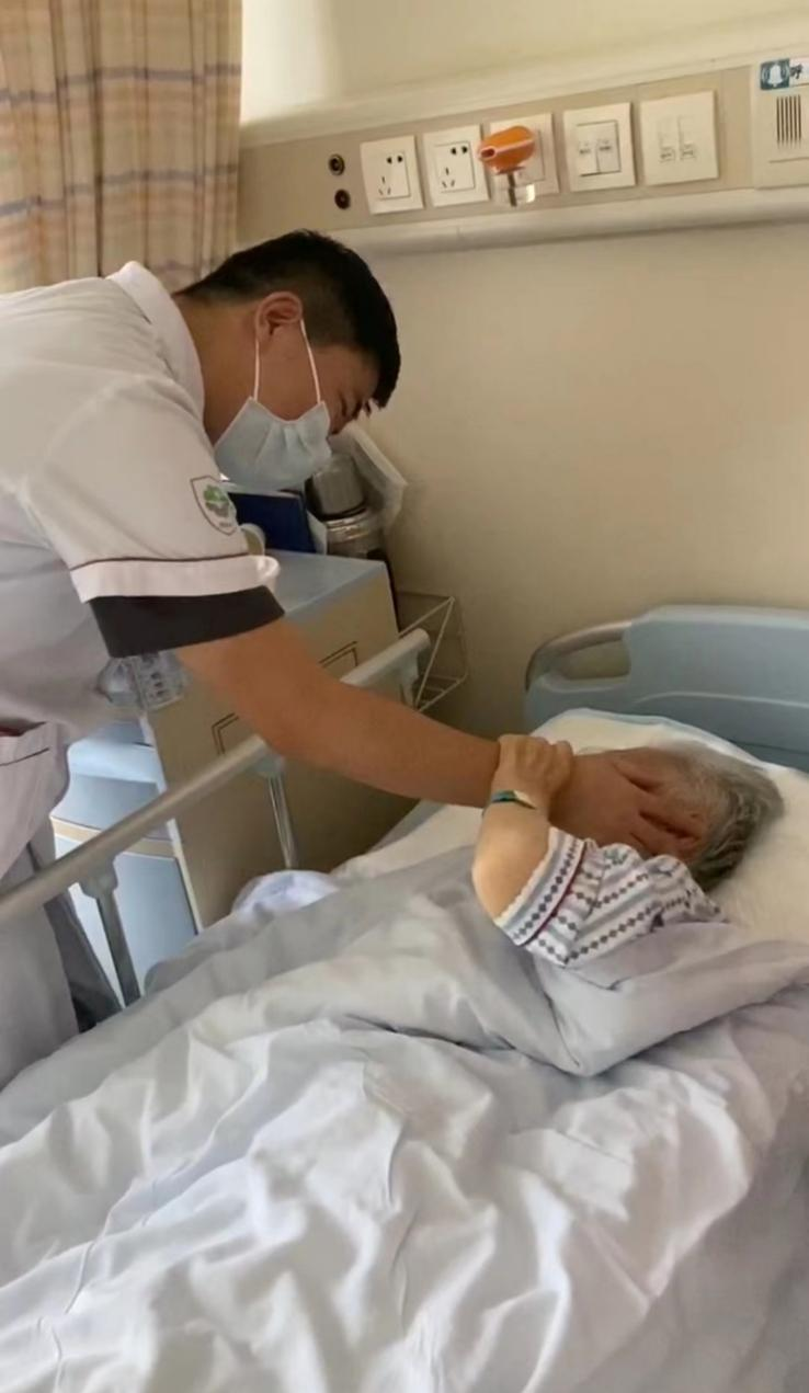 失明三年重获光明 深圳大学总医院为失语奶奶完成复杂白内障手术