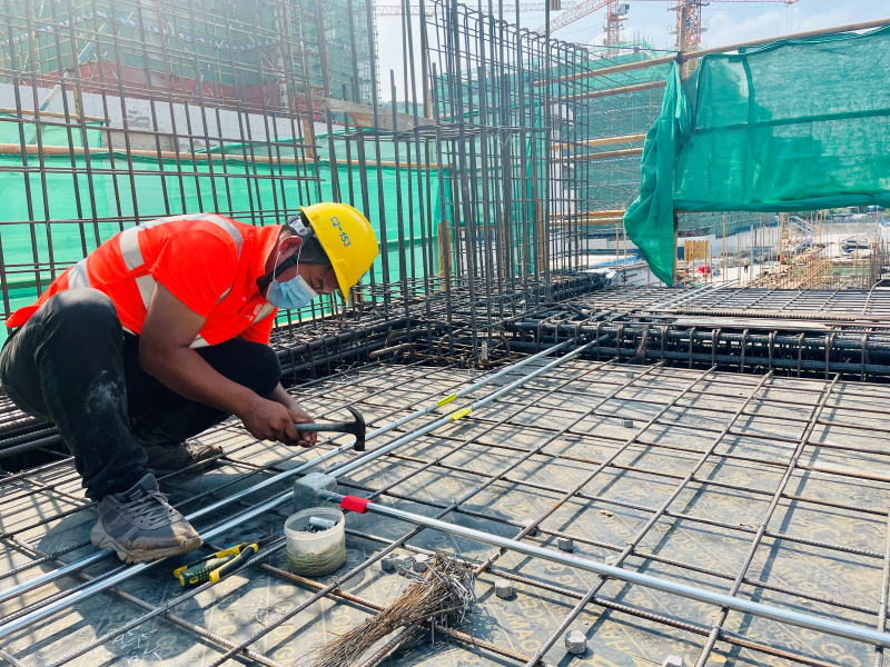 炎炎夏日，深圳建筑工地为一线工人送清凉保产出