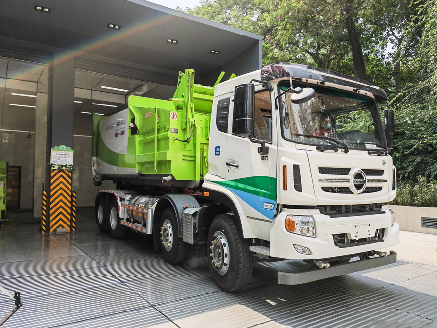 清洁燃料绿色低碳 深圳已投用65辆LNG生活垃圾转运车