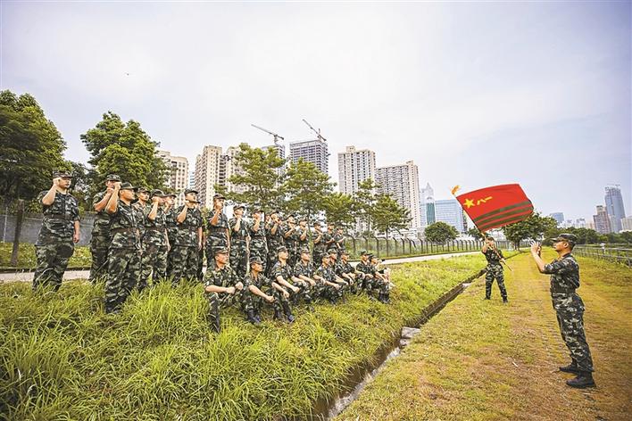 向军旗报告！武警官兵深圳河畔迎“八一”