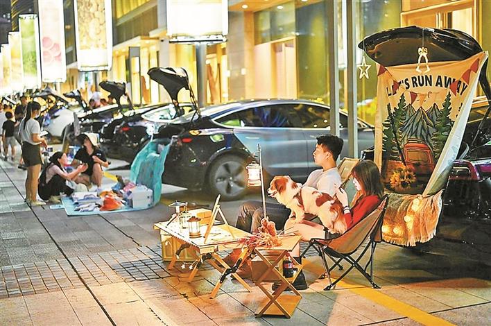 深圳夜间消费网点突破8万个 “后备厢集市”点亮夜经济