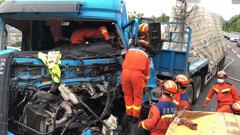 深圳松岗消防成功救援高速路挂车追尾被困司机