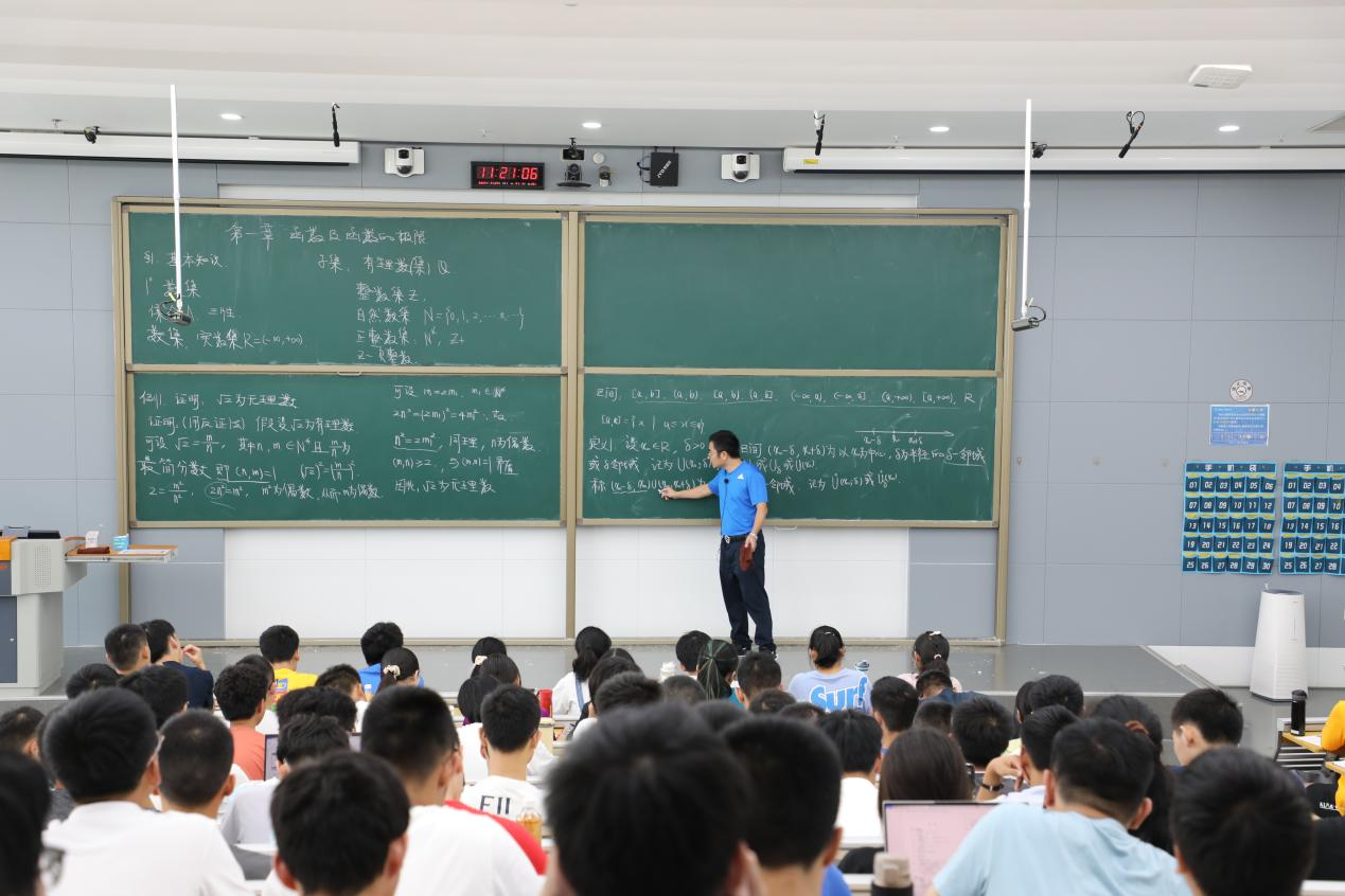 哈工大（深圳）2022级新生开学第一课，老师跟学生说了这些