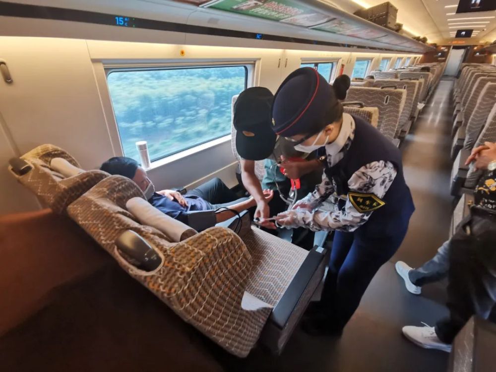 高铁上遇紧急求助,退伍兵57秒狂奔11节车厢救人_深圳新闻网