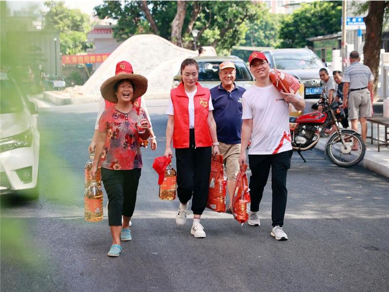 25名志愿者1630份礼物，东莞斗朗社区为815位老人送上节日关怀