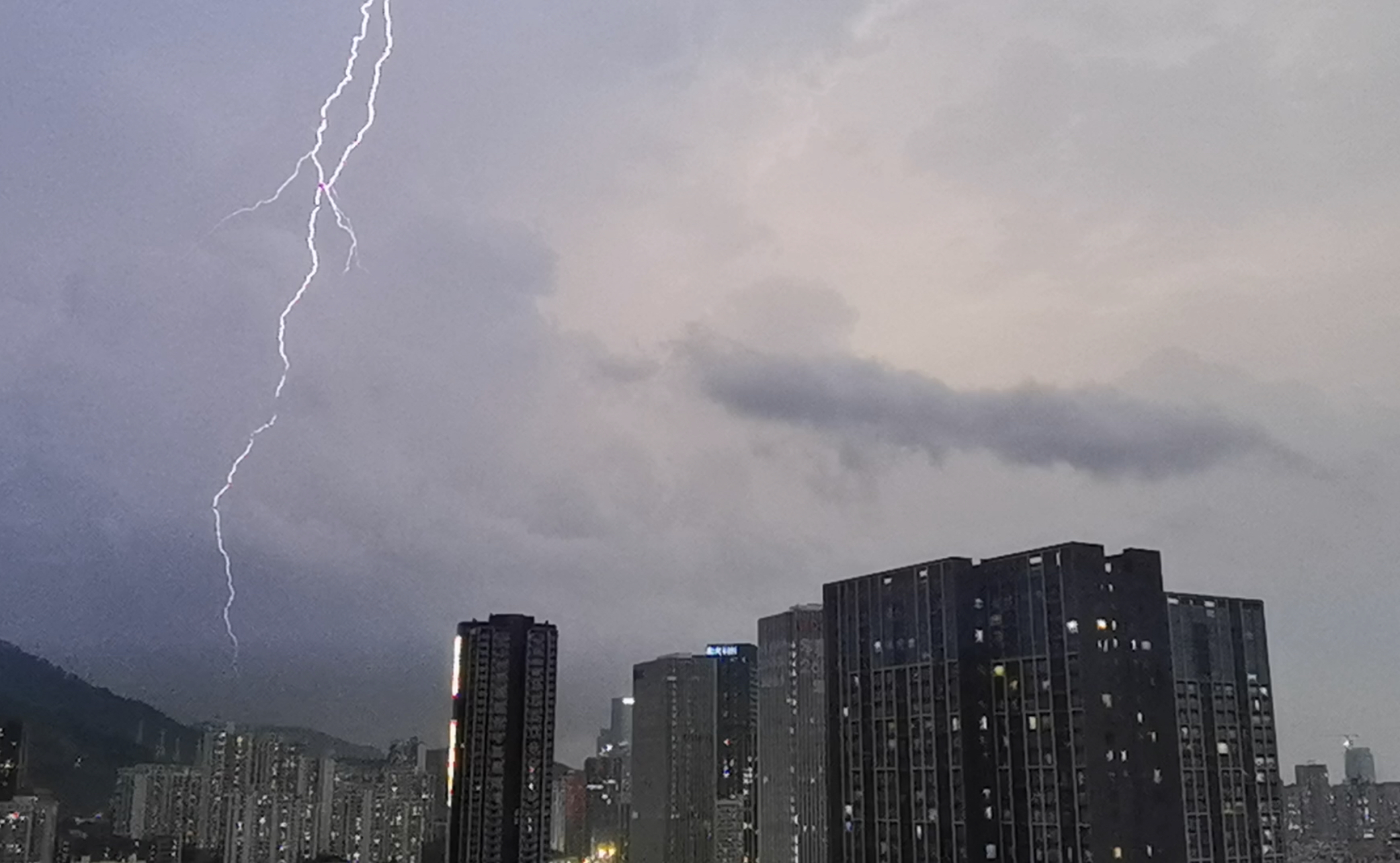 深圳全市发布雷电黄色预警 分区有雷雨大风黄色预警