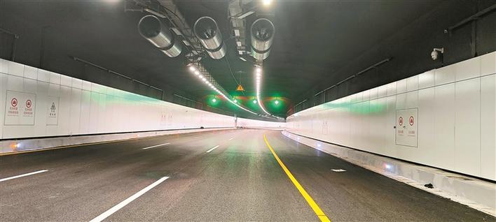 桂庙路西行隧道将于近期通车 路面沥青摊铺完成 通车后罗湖福田与前海蛇口实现快速联系