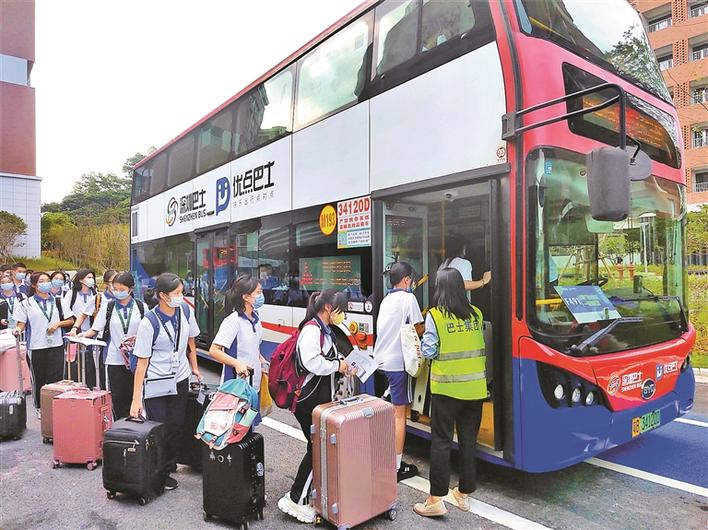 深圳通学定制巴士让学生出行无忧 33条深圳外国语学校高中园通学定制巴士集中开通