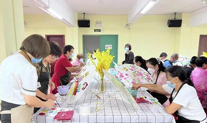 龙华松元厦社区开展关爱长者创意手工纸伞绘制活动
