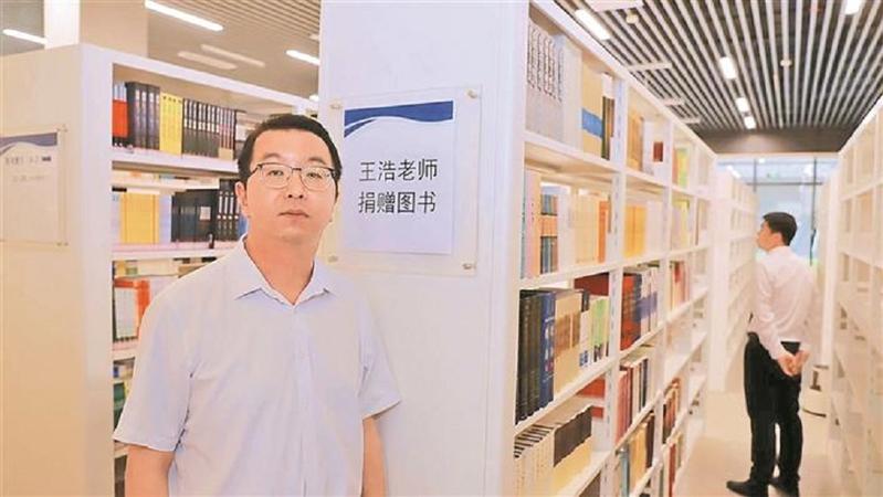 深圳一教师将自己珍藏的2300多本书赠予学校