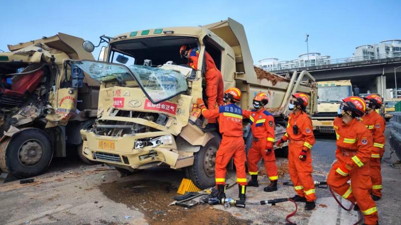 深圳一泥头车追尾司机被困 宝安消防成功救援
