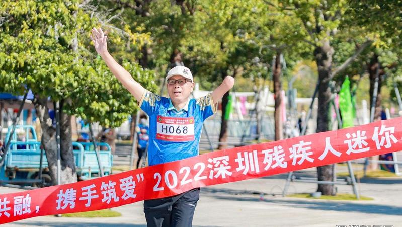 没有什么能够阻挡他们对奔跑的渴望 深圳残疾人迷你马拉松赛开跑