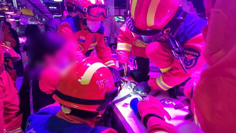 女子被绞肉机“咬手” 深圳消防紧急救援助脱险