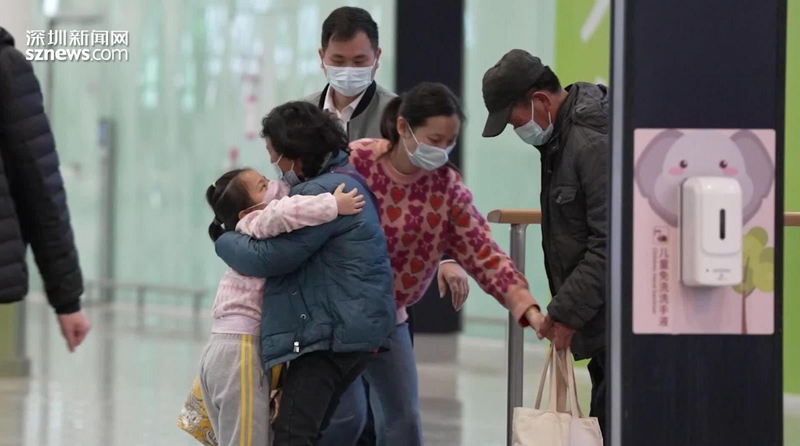 返乡过年的深圳人 | 抱抱和贴贴，是春运的幸福模样