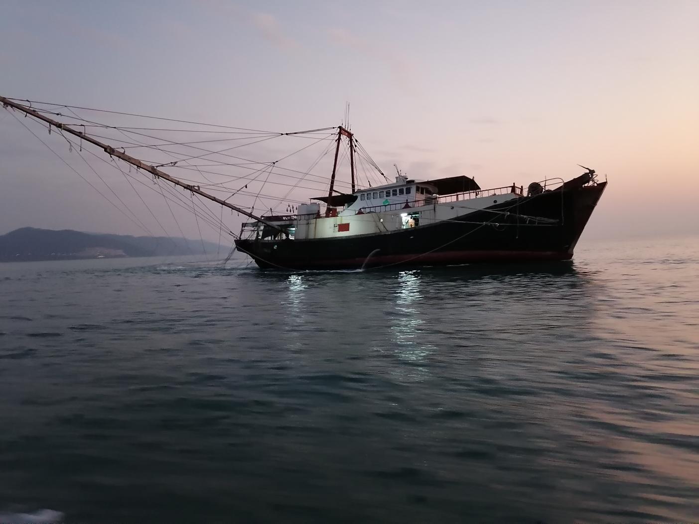 市海洋综合执法支队查获非法拖网作业渔船1艘