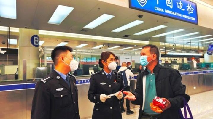 大批旅客过关 皇岗边检站民警为香港同胞提供暖心服务